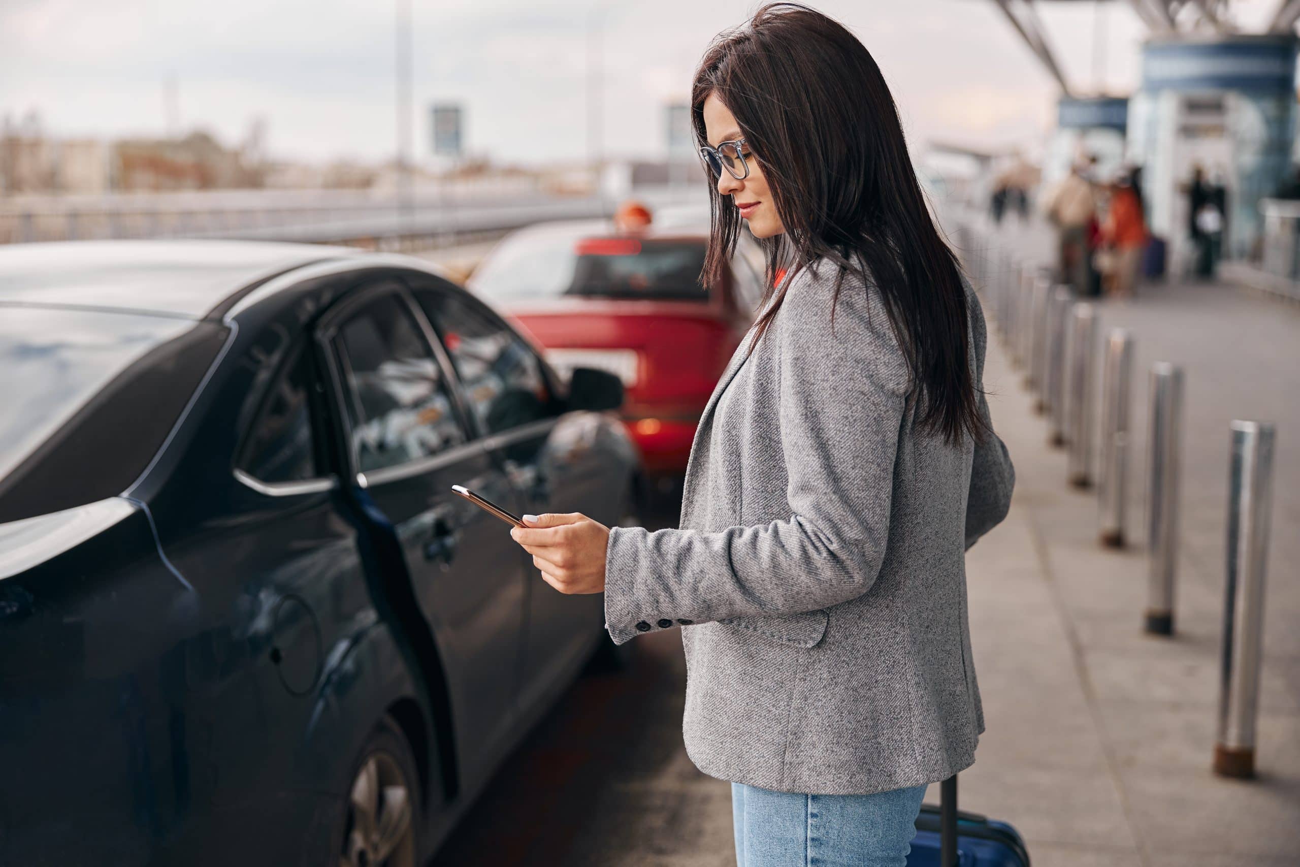 Voyageuse prise en charge en taxi au terminal pour un transfert CDG Paris
